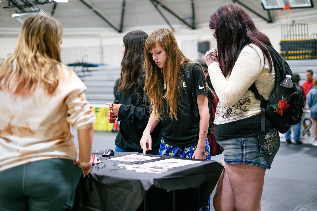 Students sign up for clubs at information booths