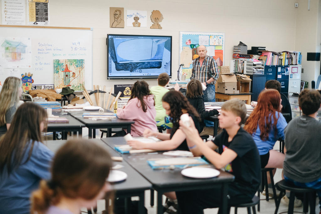 Berea College Student Craft Outreach in Middle School Art