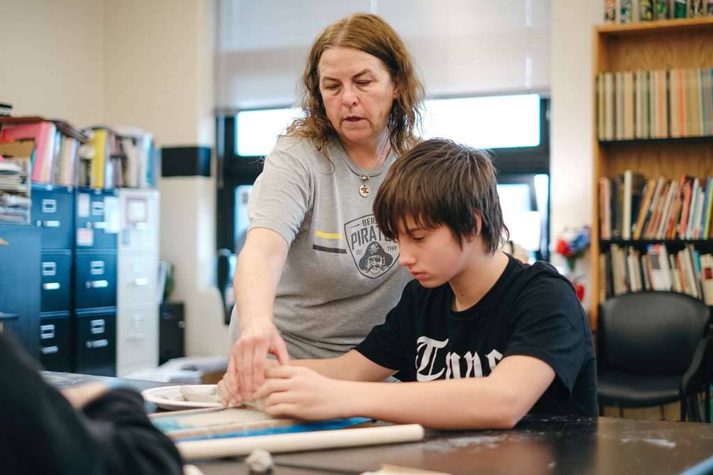Berea College Student Craft Outreach in Middle School Art