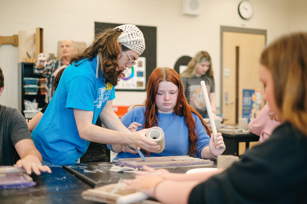 Berea College Student Craft Outreach in Middle School Art