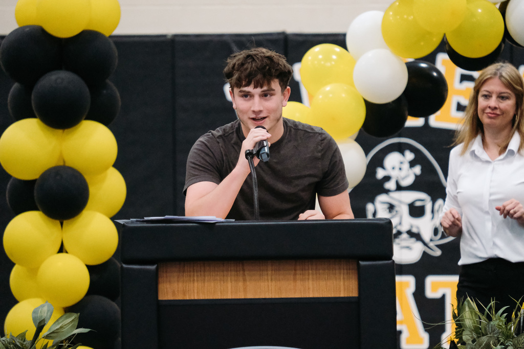 Senior Signing
