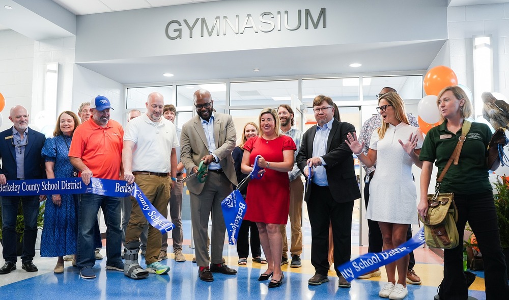 ribbon cutting dignitaries