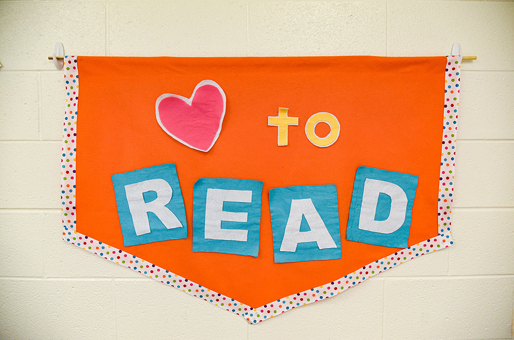 classroom sign that reads "love to read"