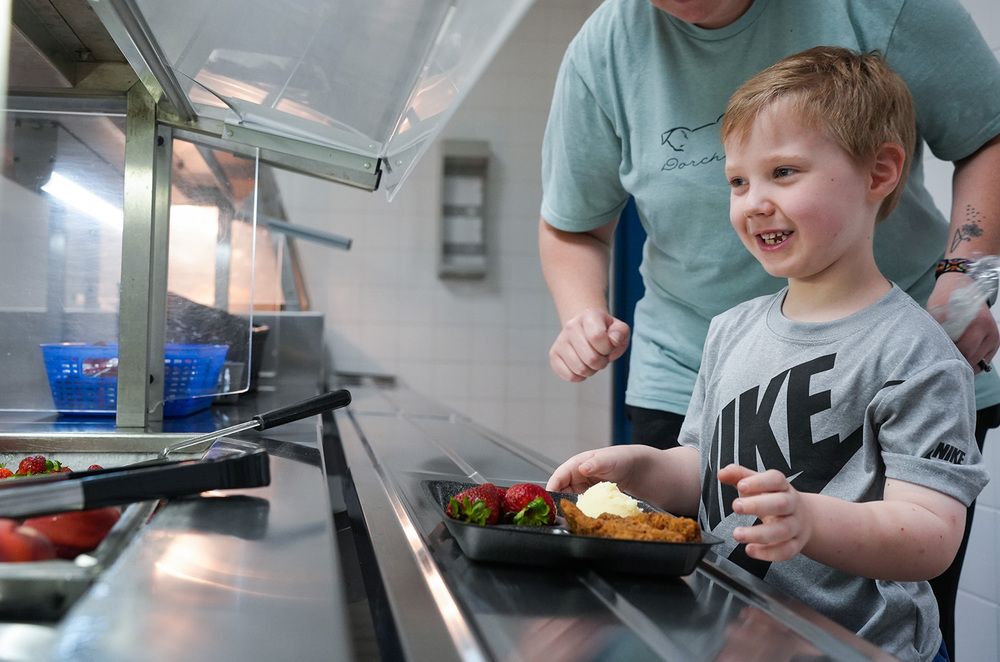 child with food tray