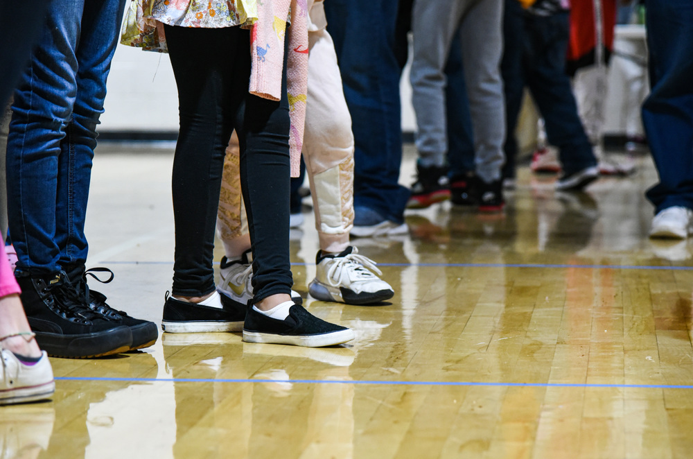 photo student feet in hallway