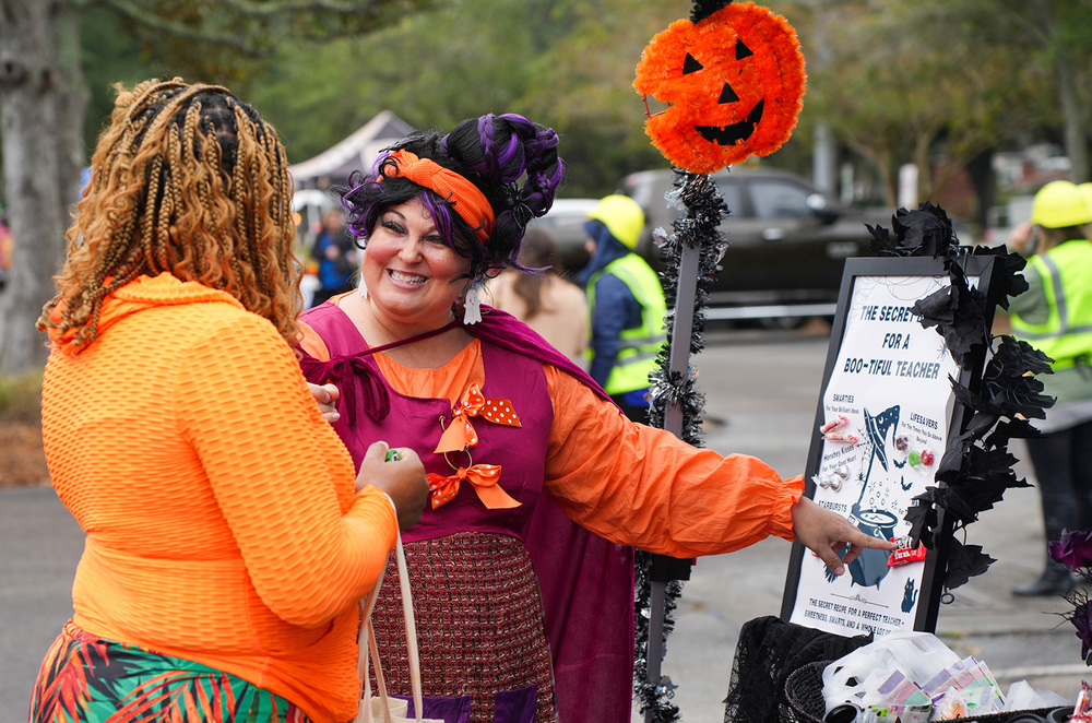 erika wyatt talking to a job seeker