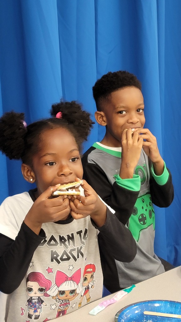Students enjoying smores!