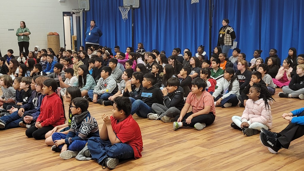 GCE students listening to GCH jazz band