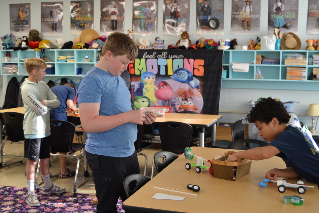NIWC volunteers help HHA students build balloon cars 