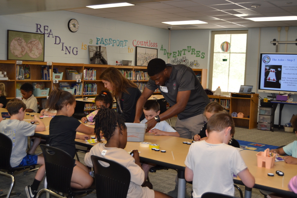 NIWC volunteers help HHA students build balloon cars 