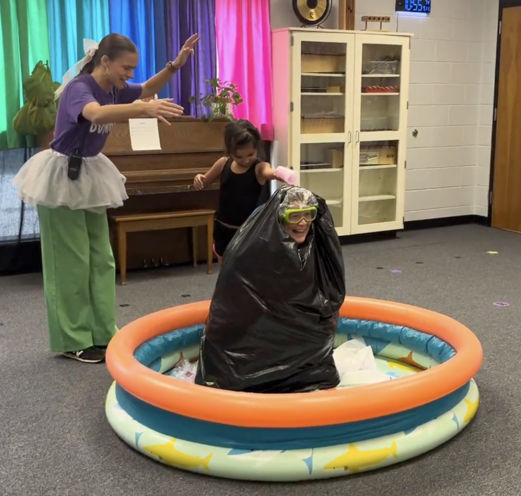 Student space sliming teacher, kindergarten! 