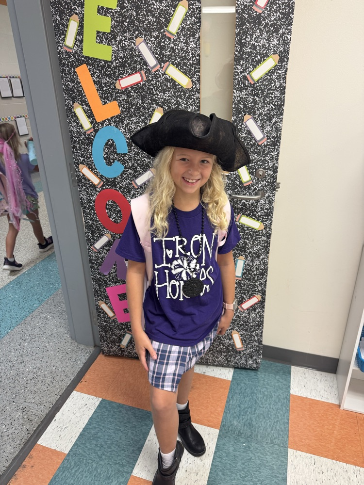 girl in pirate costume