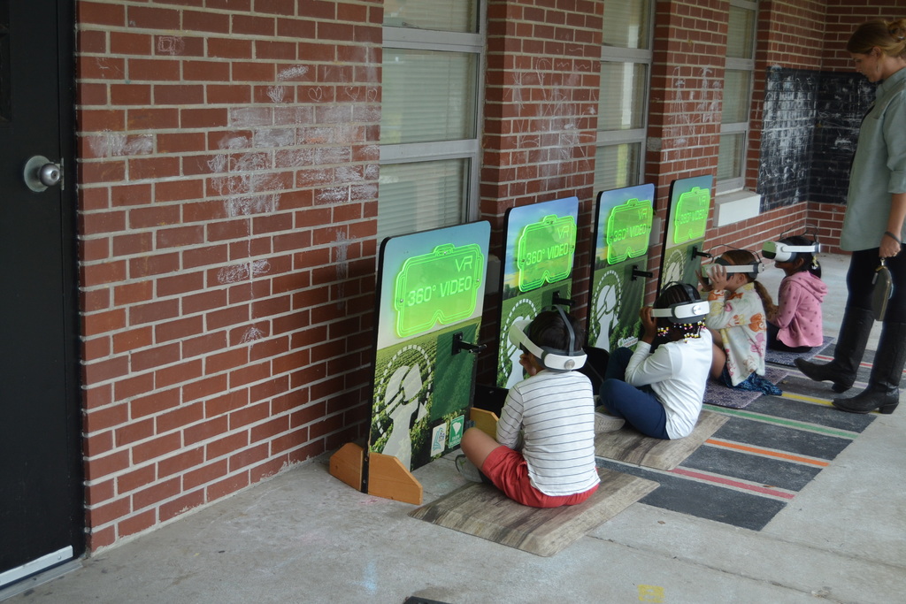 Kids looking at a virtual reality program