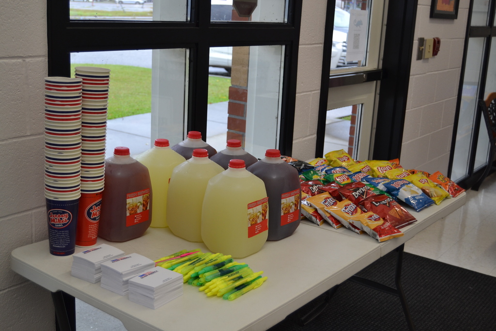 Cups, lemonade, tea and chips