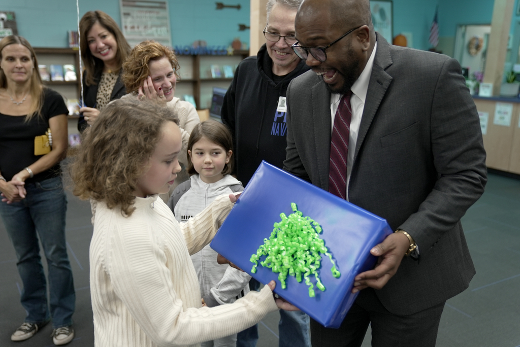 student receiving prize