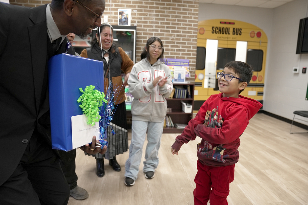 student recieving prize