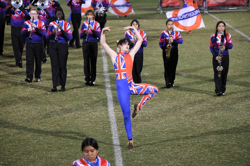 guard girl dancing as the king