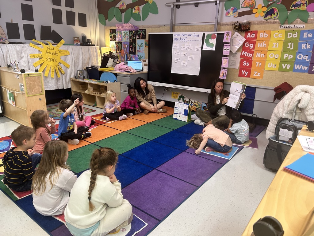 Our preschool Pathfinders are learning through the arts with Ms. Simone thanks to Spoleto Festival!  Using a Wolf Trap for Early Learning approach, teachers are partnered with a trained artist to create an active, sensory-based, and developmentally appropriate  learning experience in our preschool classrooms. ❤️🤍💙