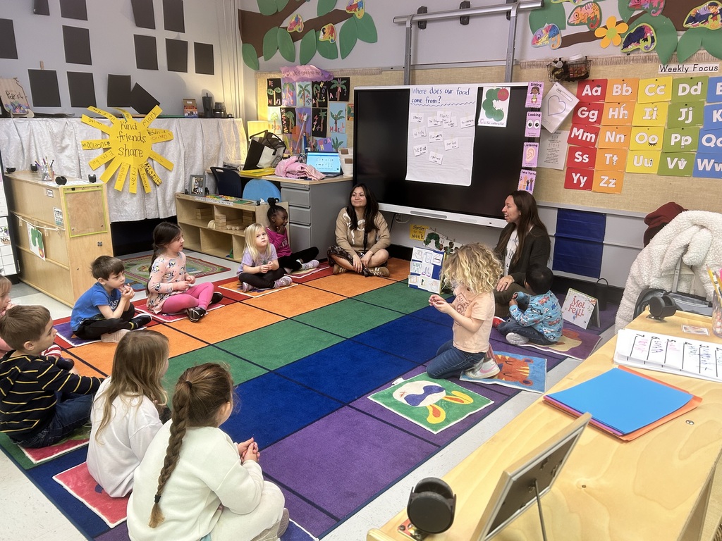 Our preschool Pathfinders are learning through the arts with Ms. Simone thanks to Spoleto Festival!  Using a Wolf Trap for Early Learning approach, teachers are partnered with a trained artist to create an active, sensory-based, and developmentally appropriate  learning experience in our preschool classrooms. ❤️🤍💙