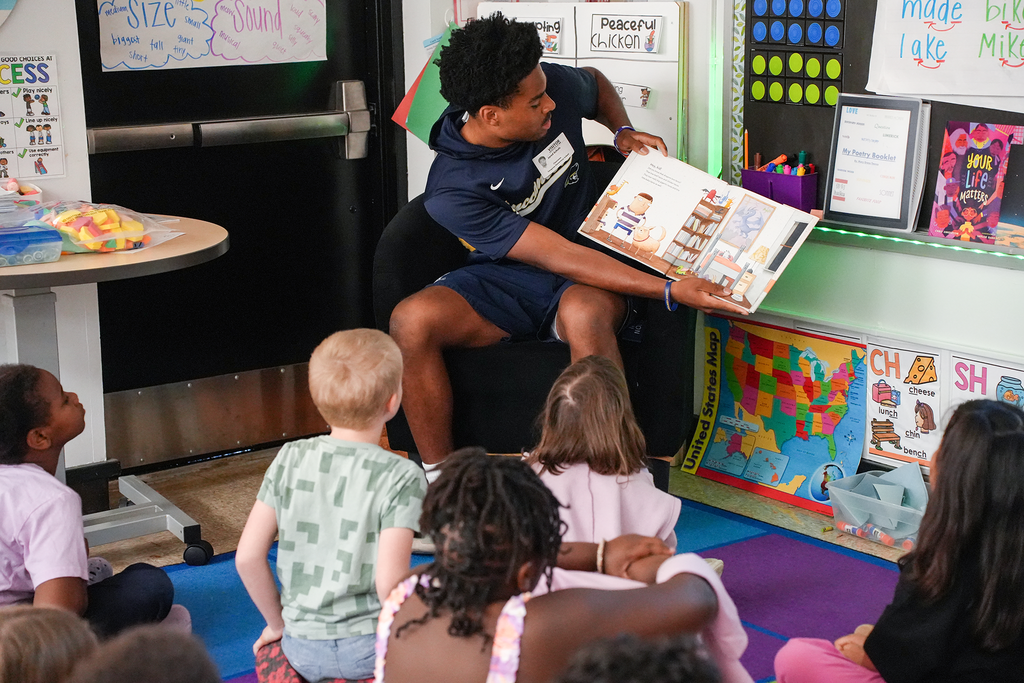 CSU football player reading to SRE students!