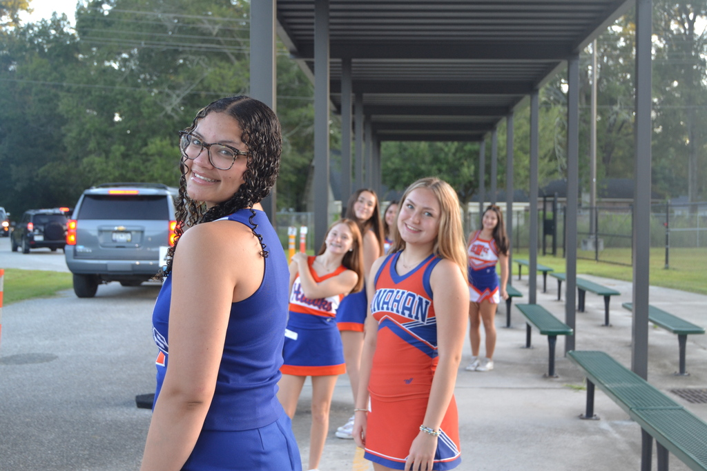 🙌 High Five Friday was a success and the perfect way to kick off the long weekend! 🎉 A huge thank-you to our amazing PTA, cheerleaders, and Leon for welcoming our Chameleons with high-fives, smiles, and plenty of school spirit as they arrived on campus this morning! 💚🦎