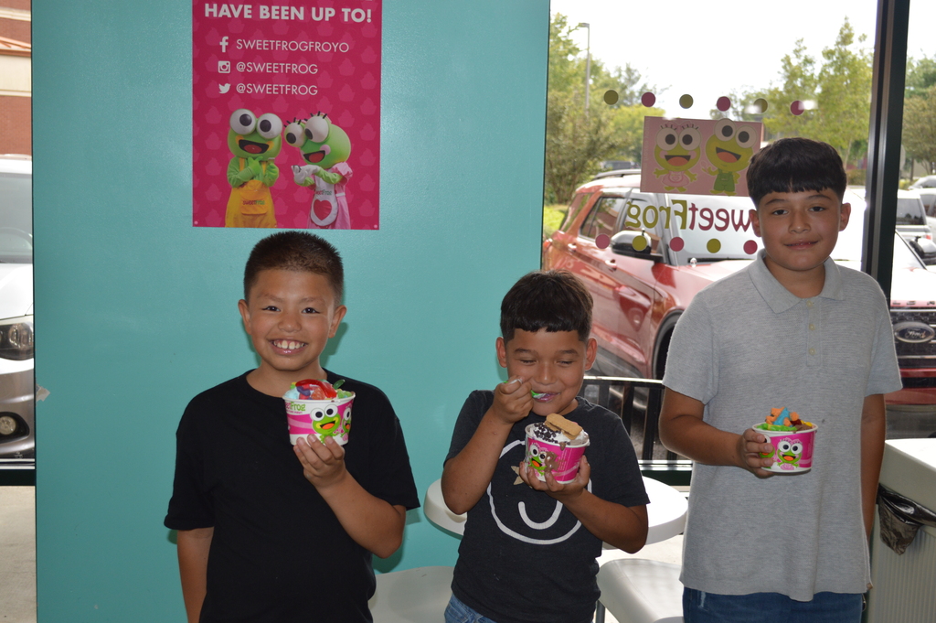 Families enjoy Sweet Frog