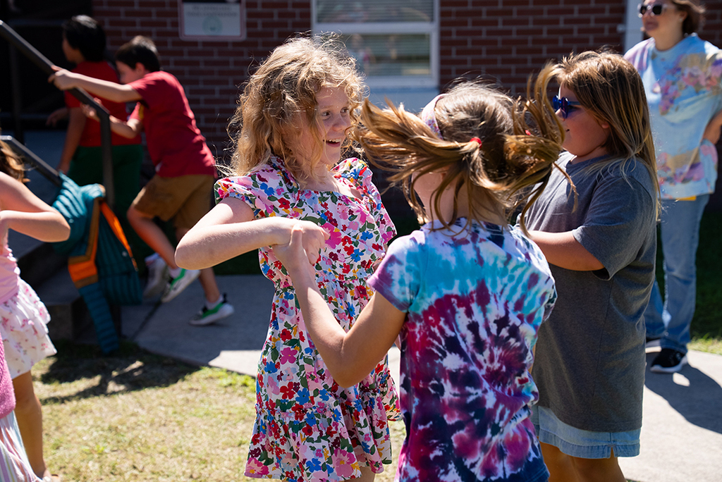 girls dancing