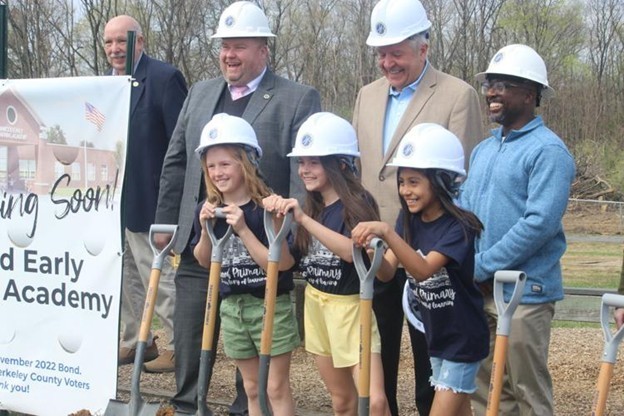 Dr. Saxe and several students at Inwood Primary cut a ribbon for the new Inwood Learning Academy