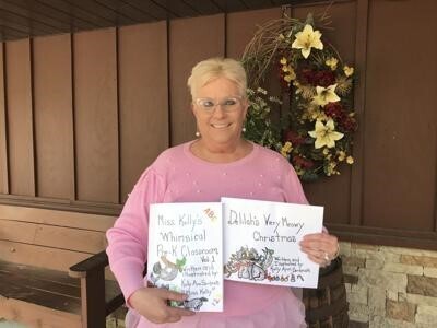 Kelly Gray hold her newest books