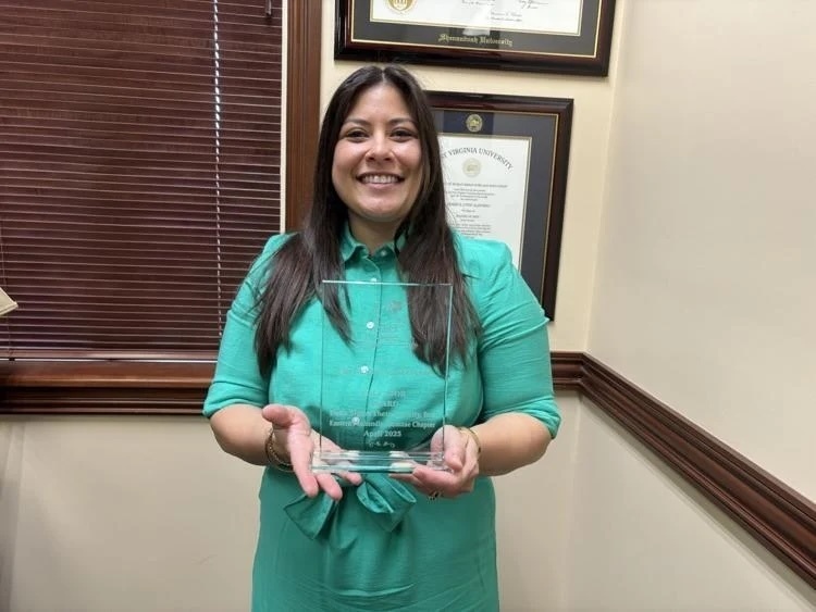 Jessica Alfonso with her award from Delta Sigma Theta Sorority EPAC.