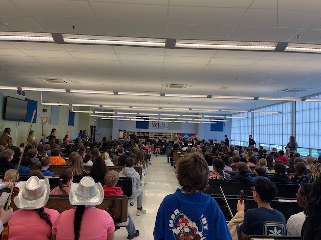 a picture of the 5th graders at the step up day