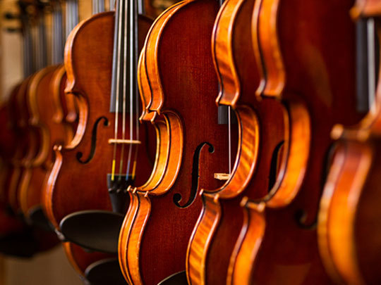 a picture of many strings instruments