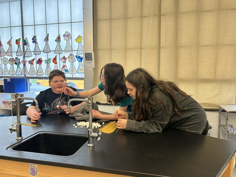 5th graders working together in a Science classroom