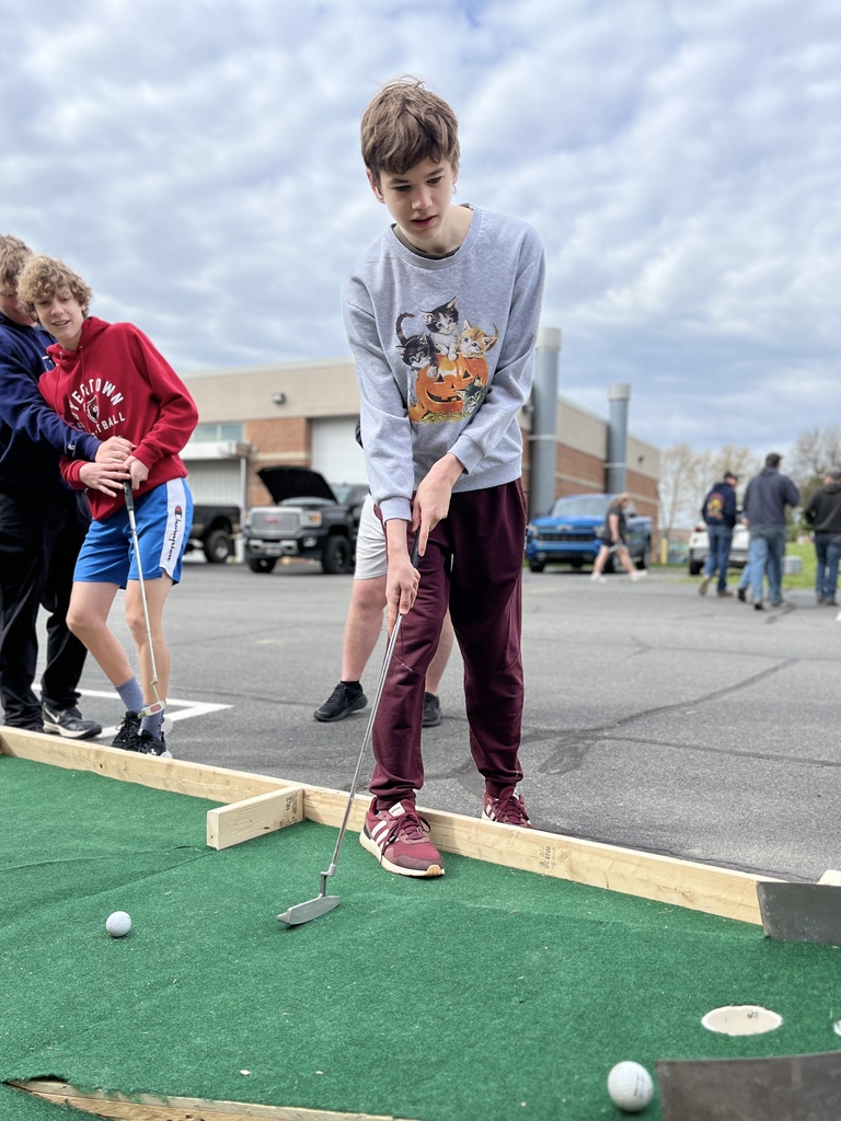 Students play mini golf outside BCTC during the Summer Sendoff.