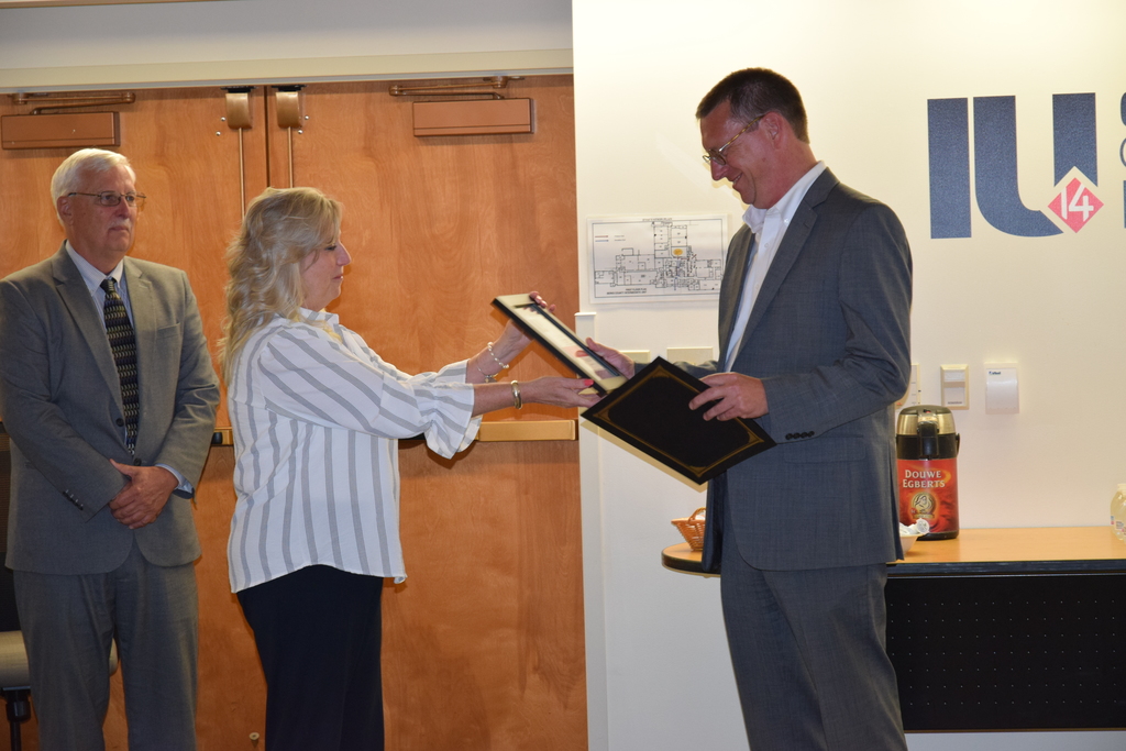 Mrs. Huhn presenting award