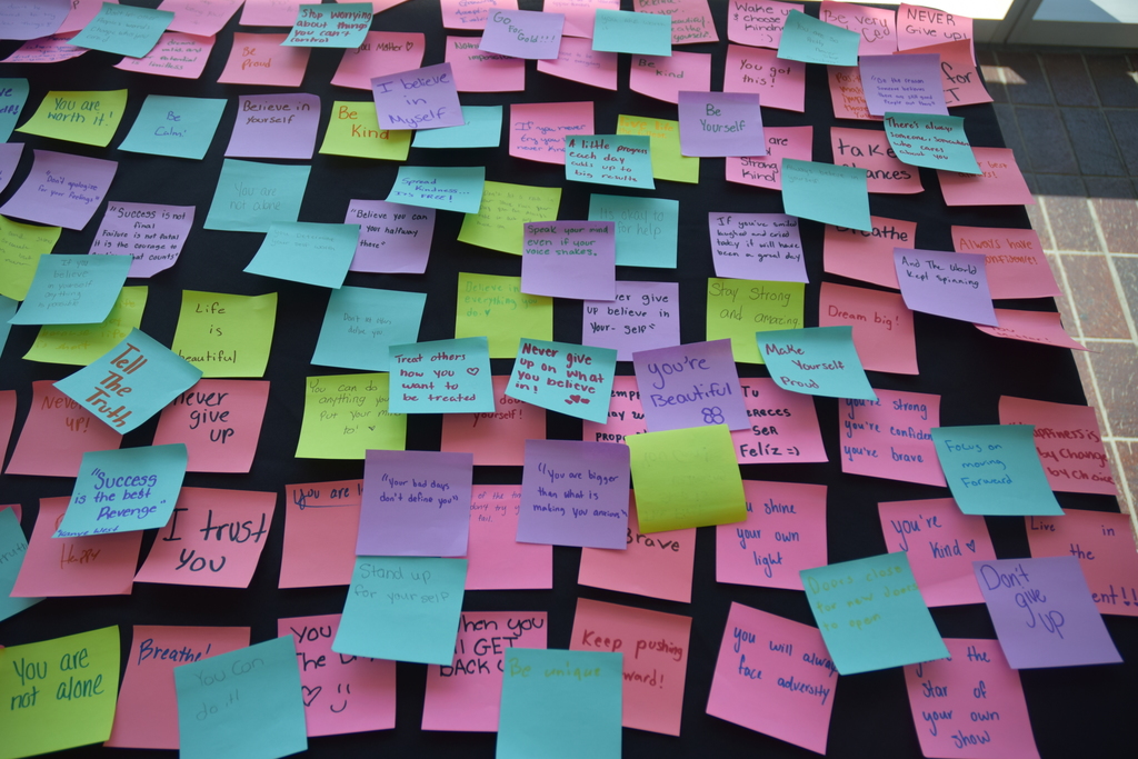 sticky notes with encouraging messages of hope