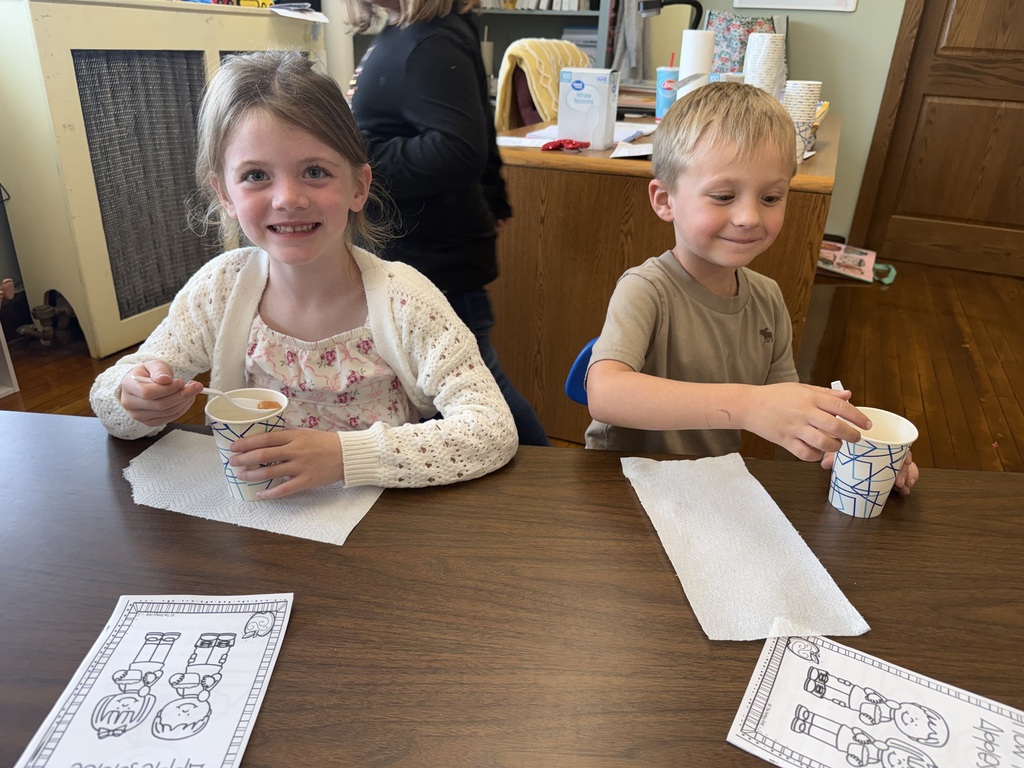 applesauce making with kindergarten