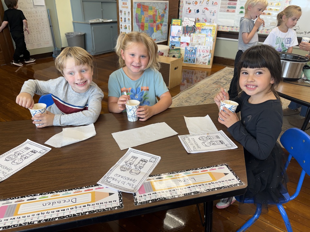 applesauce making with kindergarten