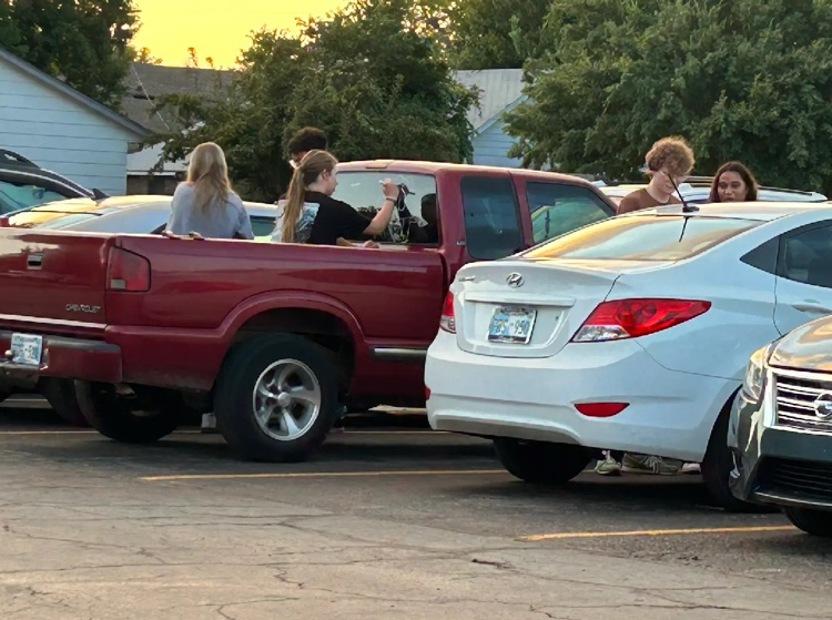 seniors decorating their cars