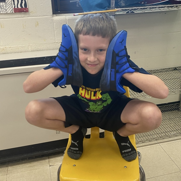 6th Grade Art students creating beautiful sculptures!
