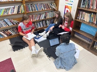   🦖 Our 6th graders went back in time! After reading about the de-extinction of dire wolves, each group researched an extinct animal, debated the pros & cons of bringing it back, and created posters to share their ideas. 🌍✨ Amazing creativity and critical thinking on display!   