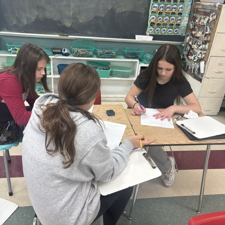7th graders teamed up to tackle division with rational numbers! They showed off their skills in a fun Quizizz challenge! 