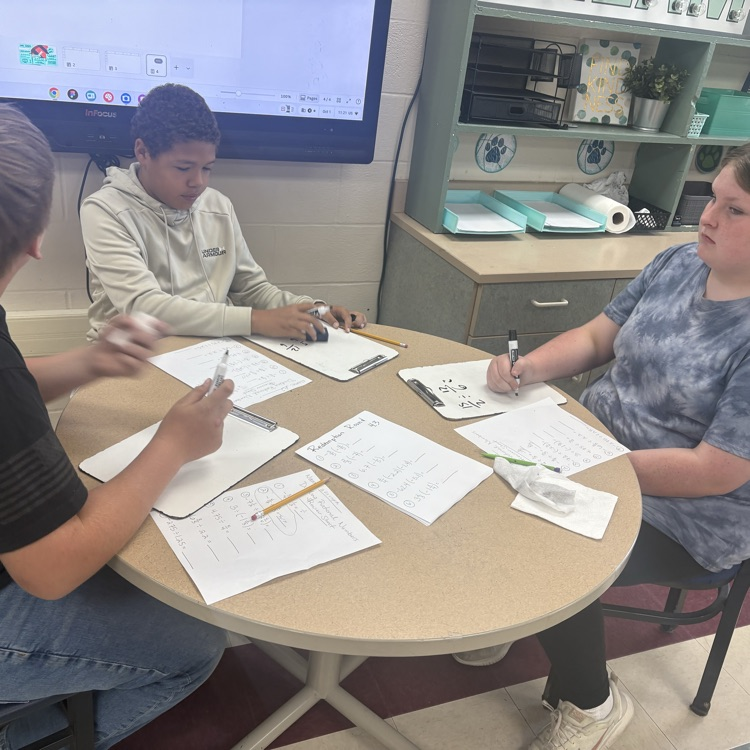 7th graders teamed up to tackle division with rational numbers! They showed off their skills in a fun Quizizz challenge! 