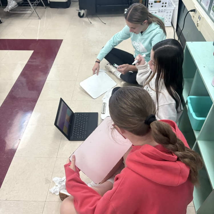 7th graders teamed up to tackle division with rational numbers! They showed off their skills in a fun Quizizz challenge! 