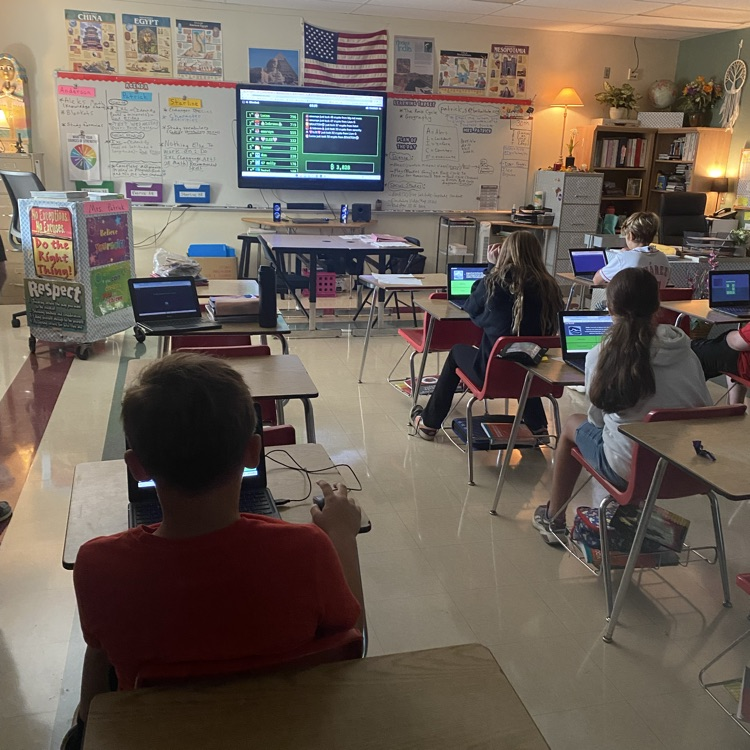 Students in Mrs. Patrick’s class played a Blooket review game on “The Rock Cycle” to help prepare for their upcoming quiz. 