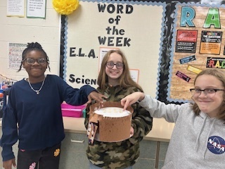 6th grade students in Mrs. Lee's science class took on a fun and festive STEM Challenge today! 🍂🏗️