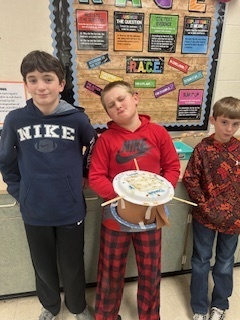 6th grade students in Mrs. Lee's science class took on a fun and festive STEM Challenge today! 🍂🏗️