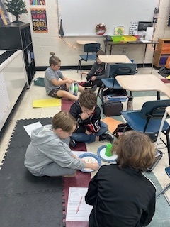 6th grade students in Mrs. Lee's science class took on a fun and festive STEM Challenge today! 🍂🏗️