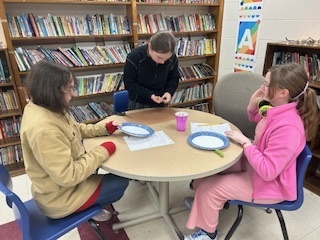 6th grade students in Mrs. Lee's science class took on a fun and festive STEM Challenge today! 🍂🏗️