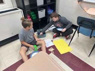 6th grade students in Mrs. Lee's science class took on a fun and festive STEM Challenge today! 🍂🏗️